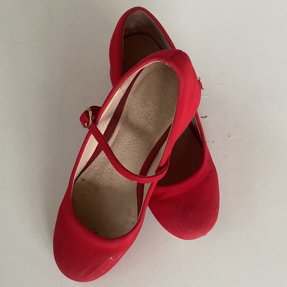 Vince Camuto red shoes size 2. Preowned. See pictures. - Picture 3 of 4